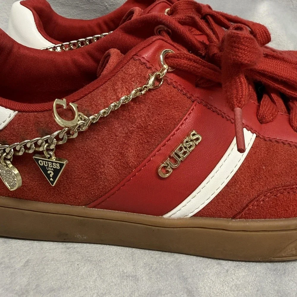 Guess Shoes Womens Size 10 Red Chain Charm Low Top‎ Casual Sneakers GWNA0K03
